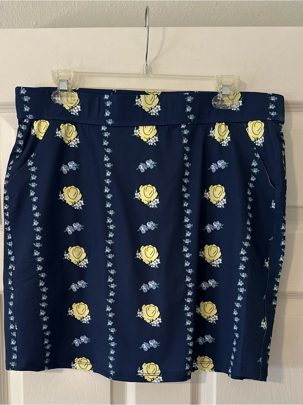 NWOT Women’s Essential Skort Belyn Key Blue Yellow Performance Golf Sporty Sz L.